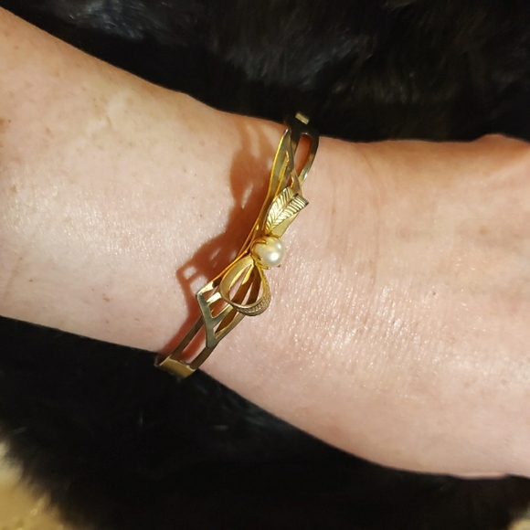 Victorian Revival Gold Plated  Hinged Bracelet with Bow and Cultured Pearl - Picture 6 of 7